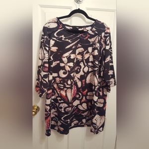 EUC - OM1-X  - TOP WITH 3/4 LENGTH SLEEVES - SIZE 18